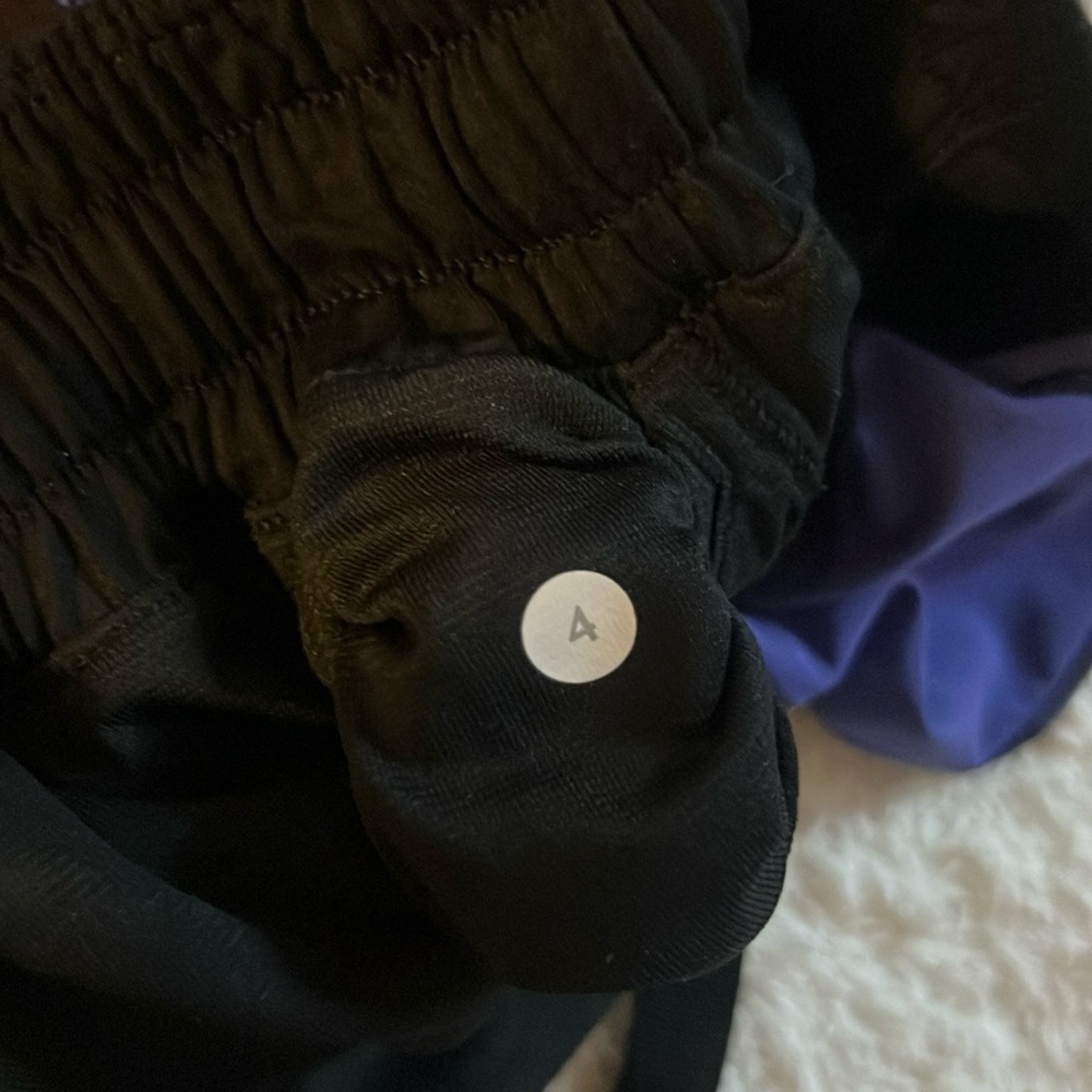 Lululemon Hotty Hot Low Rise 2.5” - Picture 7 of 7